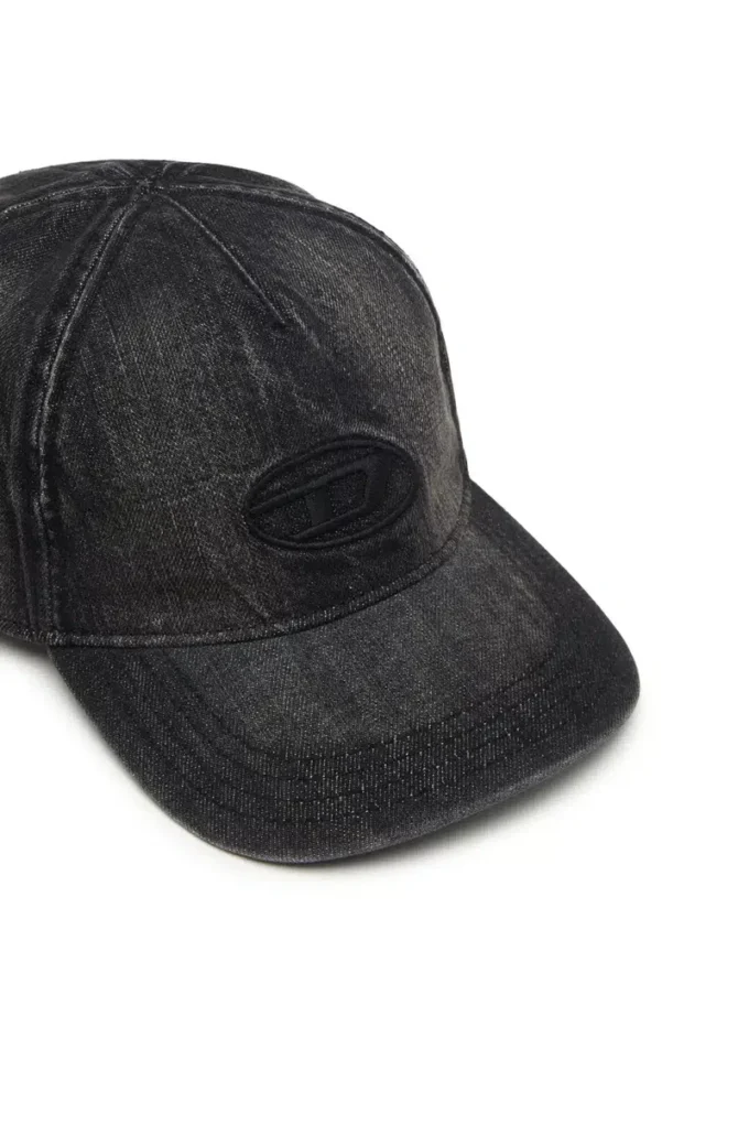 c-enic Denim pet met gerafelde details en geborduurd logo