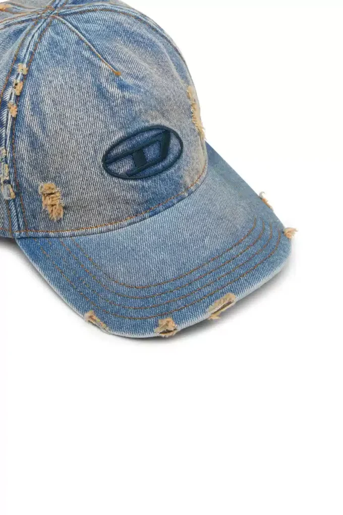 c-enic Denim pet met gerafelde details en geborduurd logo